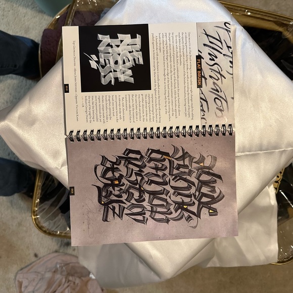 25th Edition, A Comprehensive Guide to Pen & Brush Lettering Calligraphy - Picture 6 of 16